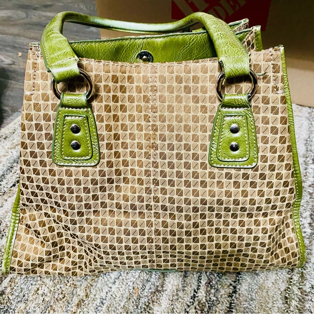 Nine & Co. Green and Tan Square pattern bag (4)